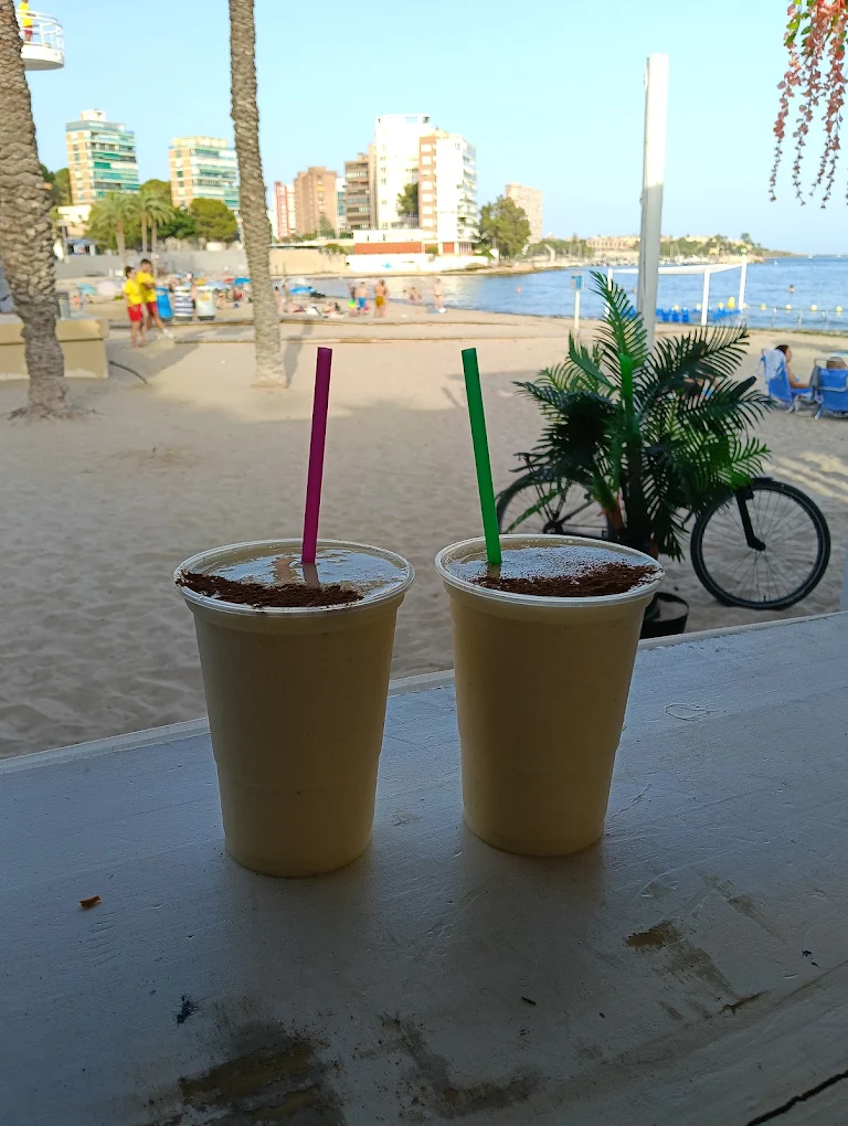 Piña Colada servida en Marea Beach Albufereta, Alicante